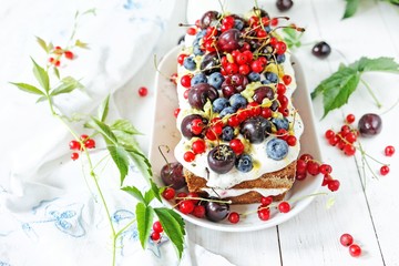 Sponge cake with cream and fresh fruits