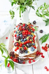 Sponge cake with cream and fresh fruits
