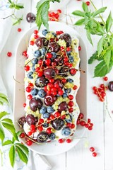 Sponge cake with cream and fresh fruits