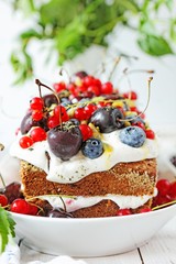 Sponge cake with cream and fresh fruits