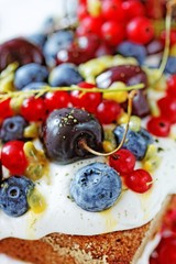 Sponge cake with cream and fresh fruits