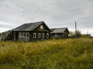 Fototapeta na wymiar Old houses in the abandoned village in Kostroma Oblast