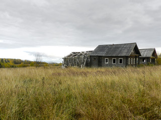 Obraz premium Old houses in the abandoned village in Kostroma Oblast