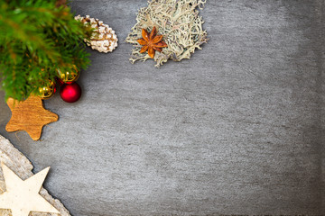 Weihnachtsdekoration mit freier Fläche auf Schiefer