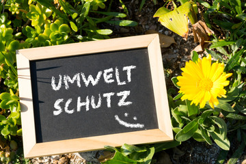 Eine Kreidetafel mit dem Wort Umweltschutz