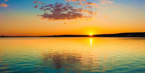Naklejka premium Zachód słońca nad morzem. Panorama