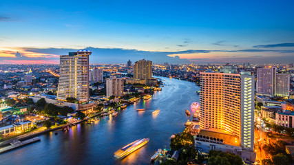 Fototapeta premium Pejzaż budynku i rzeki o zachodzie słońca. Widok z lotu ptaka panoramę miasta o zmierzchu.