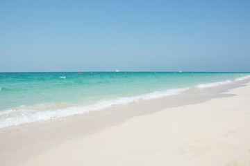 Fototapeta na wymiar white beach with turquoise water