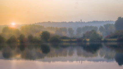 Herbstnebel über dem See