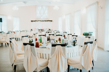 Obraz na płótnie Canvas Restaurant hall dressed classy for a festive dinner table