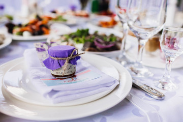 small gifts for wedding guests on their plates