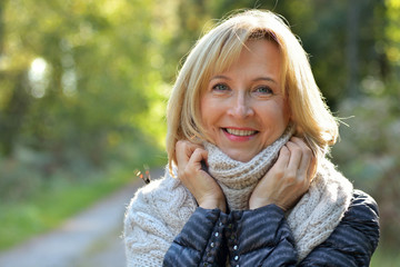 Outdoor Portrait einer attraktiven reiferen Dame