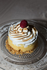 Tarta de limón y merengue con frambuesa.