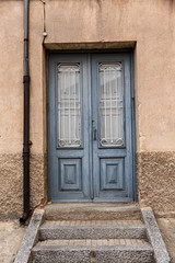 Puerta azul antigua, con escalera.