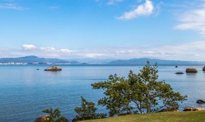 Paisagem com baia e montanhas.