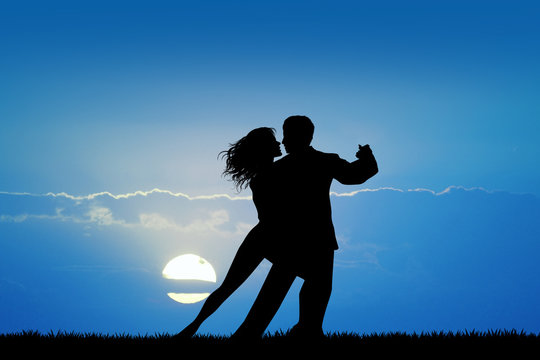 couple dancig Tango at sunset