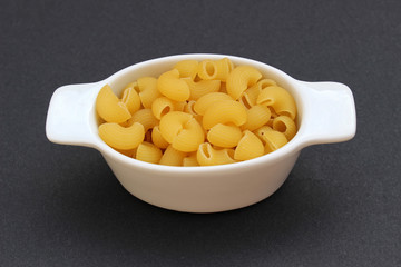 Pasta variada preparada para cocinar
