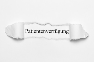 Patientenverfügung auf weißen gerissenen Papier
