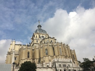 Obraz premium La Almudena y las nubes