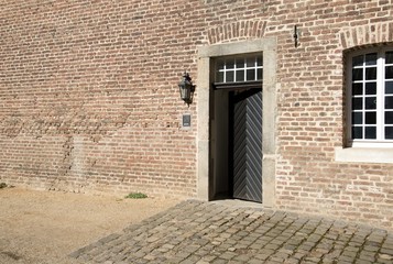 Backsteinmauer mit offener T&uuml;r und Fenster