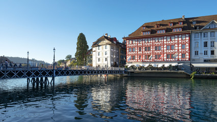 Luzern Altstadt und Reussbrücke, Spiegelungen in der Reuss.
