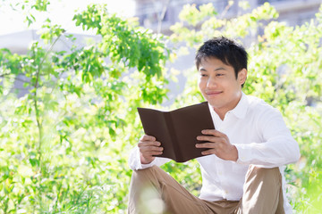 若い男性　読書