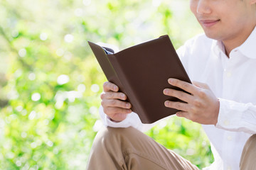 Fototapeta premium 若い男性 読書