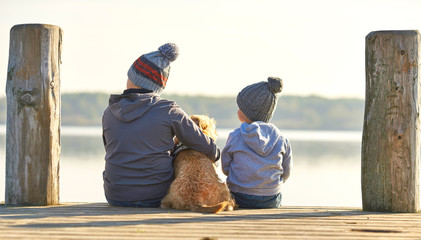 Freundschaft - zwei Kinder mit Hund am See