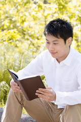 若い男性　読書