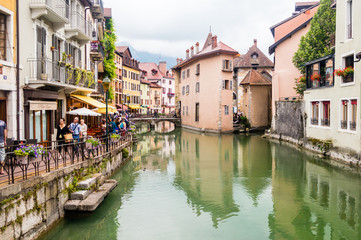 Fototapeta na wymiar Streets, canal and Thiou river in Annecy, France