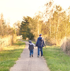 Kinder machen einen Spaziergang im Herbst