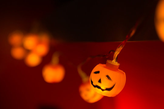 Luces De Calabaza Para Halloween En Fondo Rojo