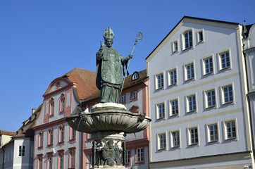 Fototapeta na wymiar Willibaldsbrunnen am Marktplatz, Eichstätt