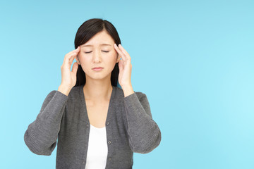 頭痛を訴える女性