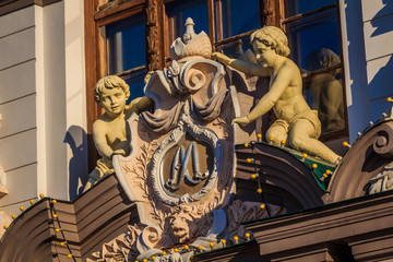 Fototapeta na wymiar Ангелочки на барельефе здания
