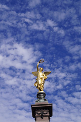 Fototapeta na wymiar Goldener Engel mit Lorbeerkranz, Wien