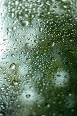 Wasser mit Regentropfen auf Scheibe