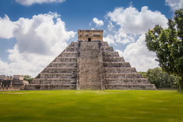 Fototapeta na wymiar Mayan Temple pyramid of Kukulkan - Chichen Itza, Yucatan, Mexico