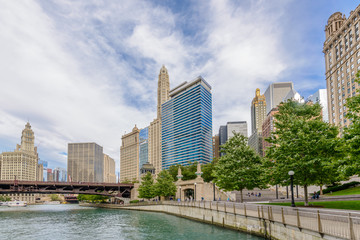 Fototapeta na wymiar Chicago's beautiful Riverwalk along the Chicago River