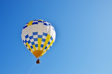 青空に浮かぶ熱気球