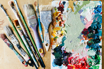 Obraz premium Brushes with palette in the creative background. Colorful element.
