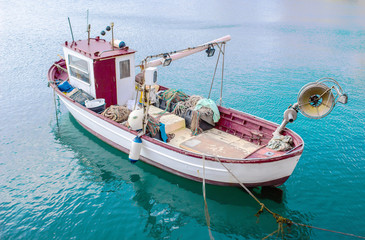 fishing boat on the water / A photo of Fishing boat on the ocean  /  small fishing boats on the ocean