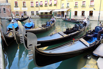 Fototapeta na wymiar Gondolas de Venecia