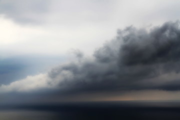 Fototapeta na wymiar Wolken über dem Meer
