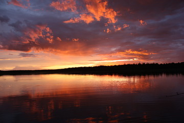 Красный закат над озером.