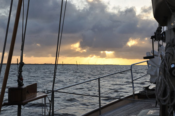 Segelboot am Abend