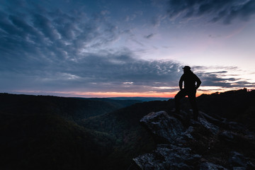 Silhouette von einem Wanderer, Bergsteiger bei Sonnenuntergang