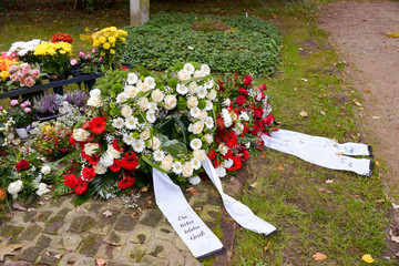 Kranz in Herzform mit Schleife © Blende8