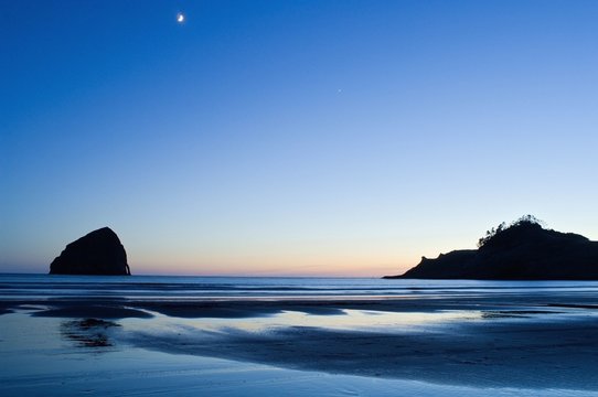 Haystack Rock, Cape Kiwanda, Oregon, Usa