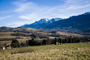 krajobraz wsi i gór © Violoo